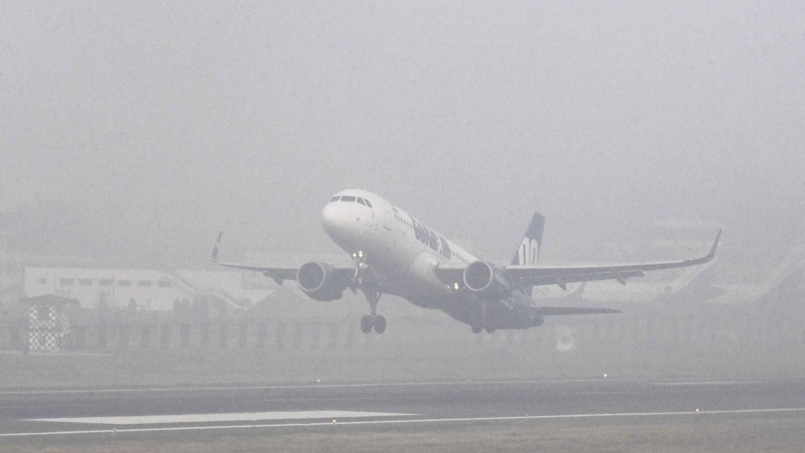 Dense Fog Disrupts North India: Over 100 Flights Delayed at Delhi Airport