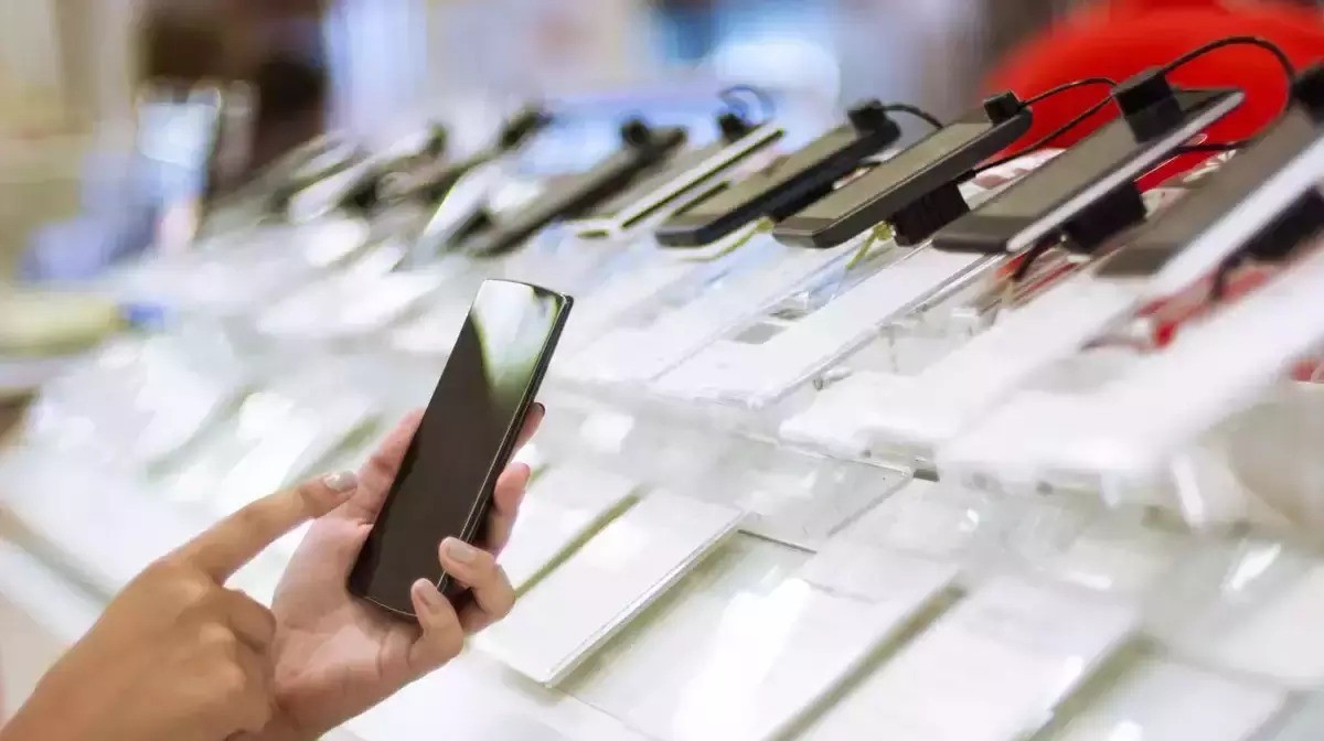 Smartphone Sales Surge: 30 Crore Units Sold in Record-Breaking Quarter