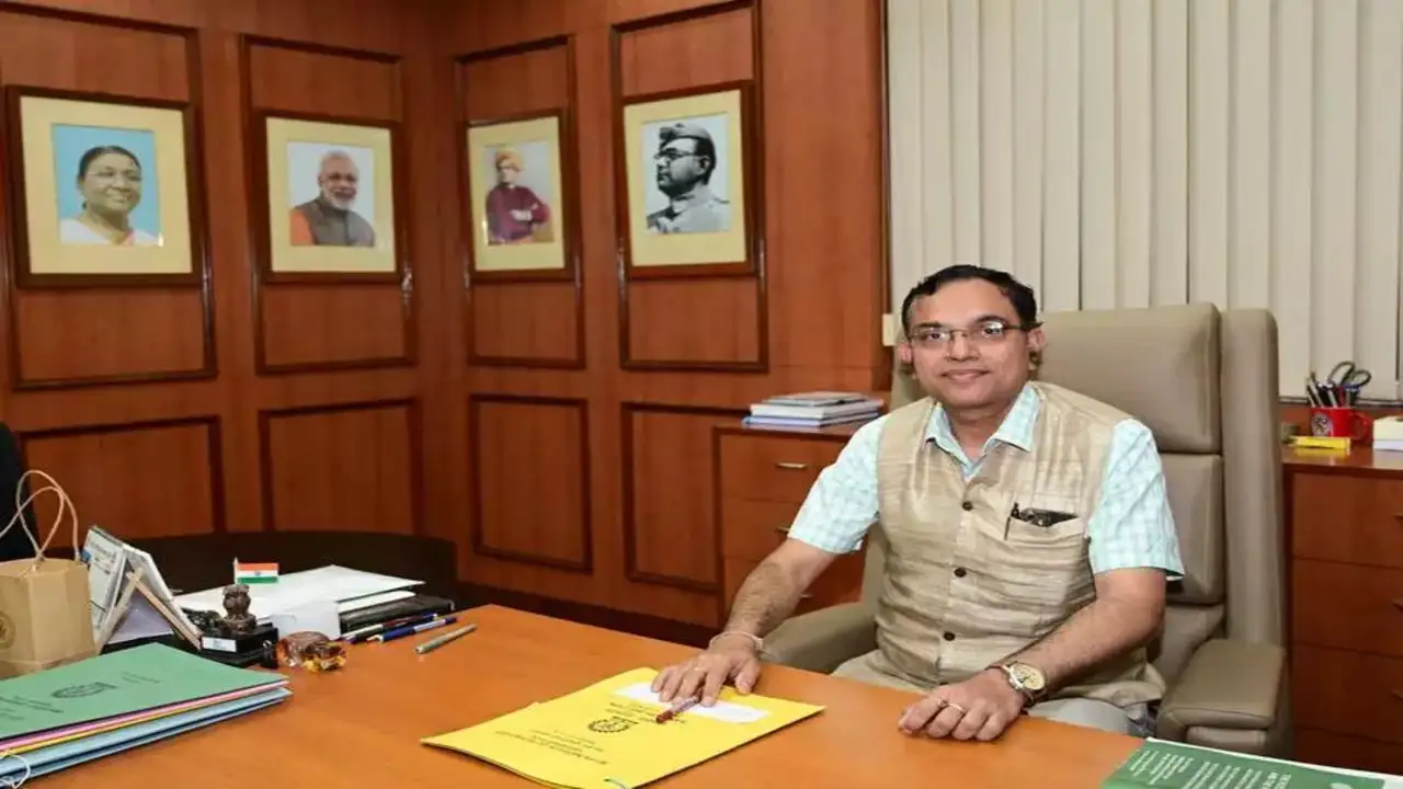 “Let’s Talk, Not Just Teach”: IIT-Kharagpur Director Urges a Human Touch