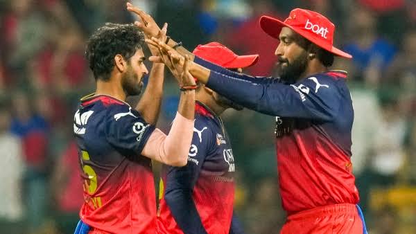 RCB Strike Early as DC Stumble to 39/3 in Powerplay Chase
