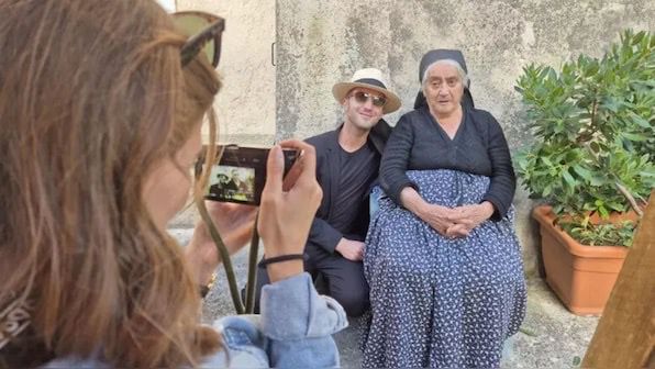 Vintage Vogue: 94-Year-Old in Ancient Attire Charms Tourists in Italy