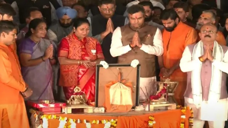 New Delhi CM Rekha Gupta Leads Cabinet in Symbolic Yamuna Aarti