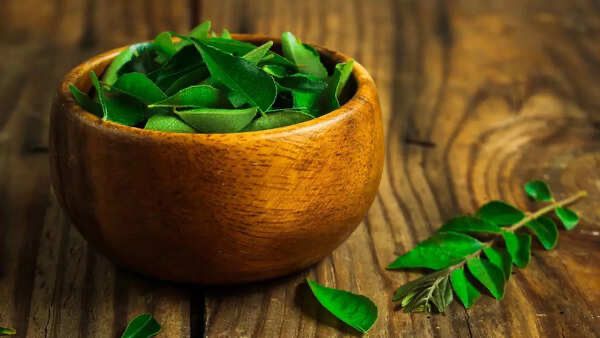 Clean Leaves, Pure Flavour: 4 Kitchen Hacks to Detox Curry Leaves Without Losing Aroma