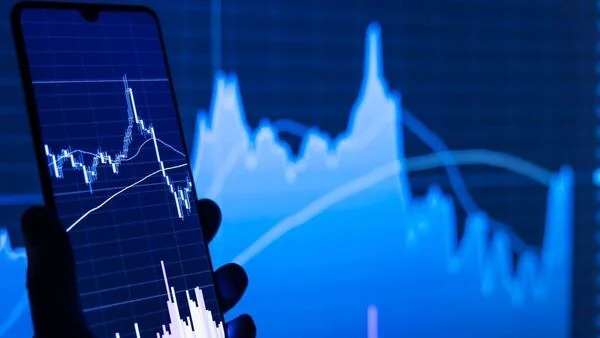 Nifty 50 Slips Into Red Amid Market Volatility