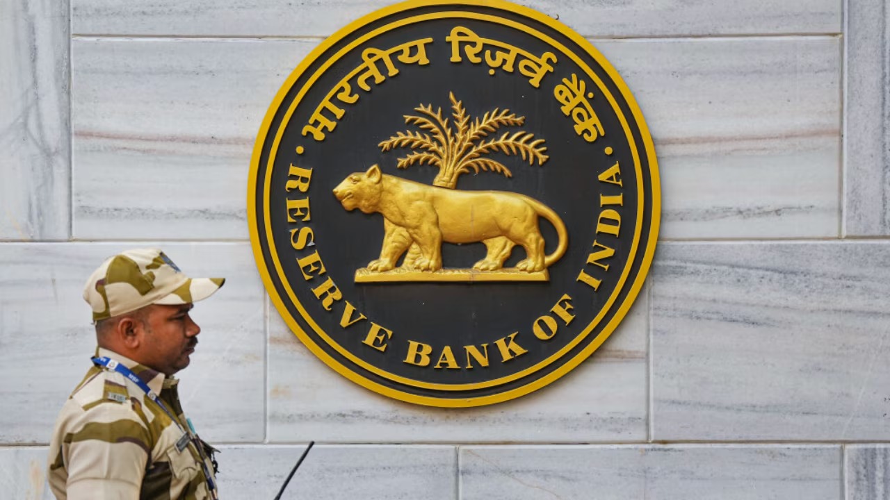 Indian Banks Show Resilient Growth in Loans and Deposits as Forex Reserves Slightly Dip