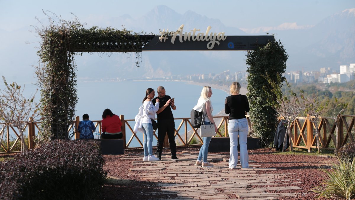 Türkiye Shatters Tourism Records: 62.2 Million Visitors, $61.1 Billion Revenue in 2024