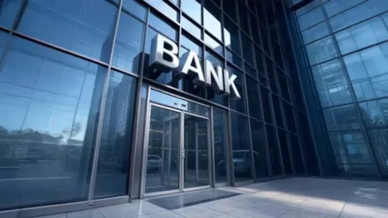 Inside India’s Banking Vault: ₹7.77 Trillion Cash Balances and Currency Calm Amid Economic Uncertainty