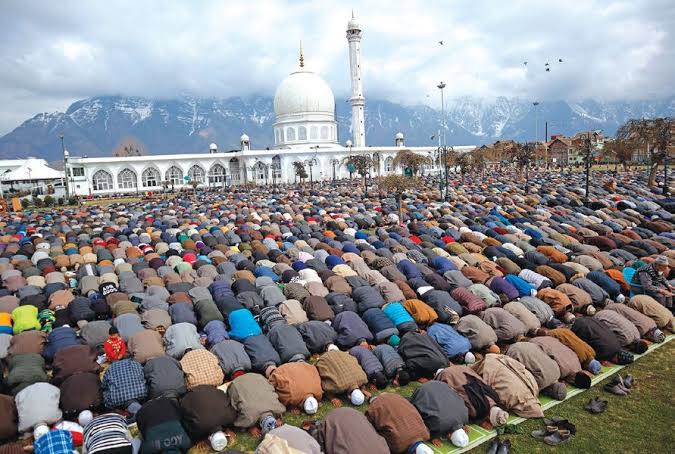 All Roads Lead to Dargah on Jumat-ul-Vida in Kashmir