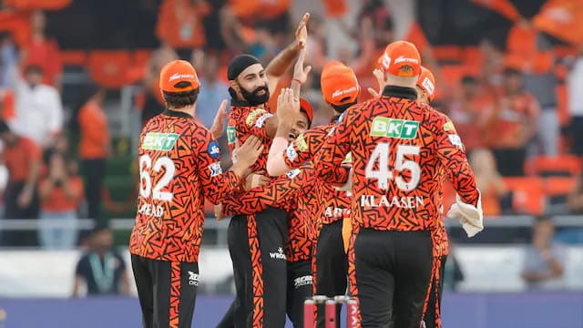 Sunrisers Hyderabad Dominate as Rajasthan Royals Stumble Early in Chase