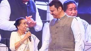 “Abhi Na Jao Chhod Kar”: Fadnavis and Asha Bhosle’s Duet Steals the Show