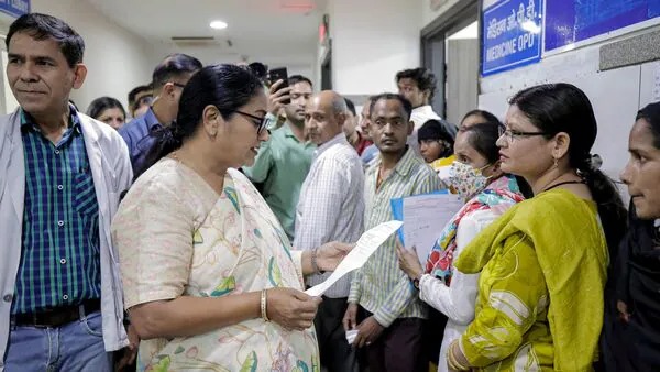 Ground Reality Check: Delhi CM Rekha Gupta Conducts Surprise Sweep of Lal Bahadur Shastri Hospital