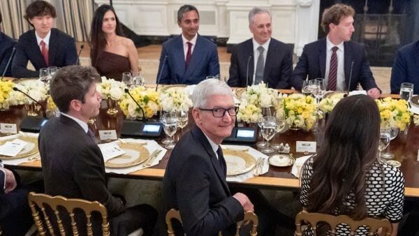 iThank, Therefore I Am: Tim Cook’s White House ‘Gratitude Loop’ Sparks Meme Fest