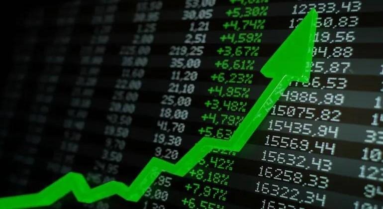 Sensex Climbs 559 Points, Nifty Advances to 25,581 as IT and Energy Stocks Lead Recovery