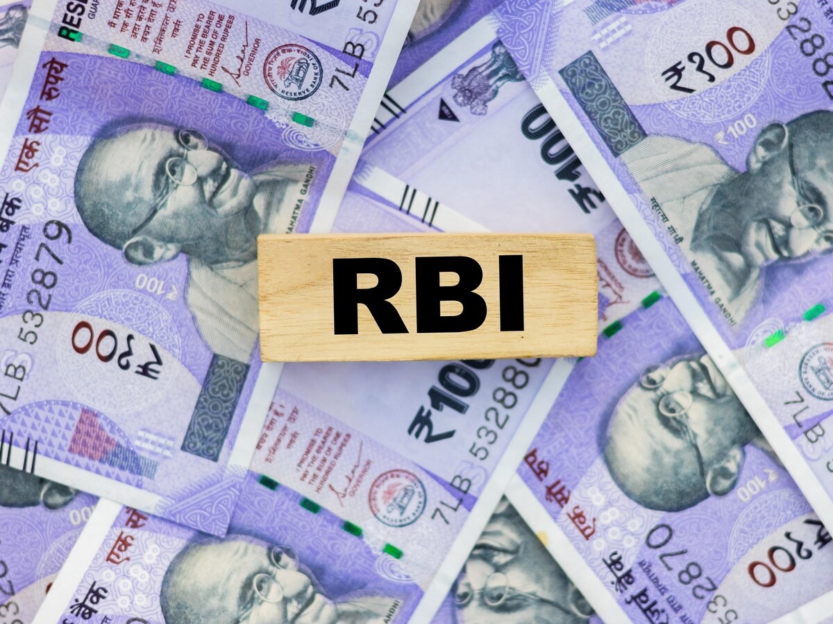 Indian Rupee Recovers to 87.9250 After Hitting 88 Per Dollar; RBI Likely Intervening
