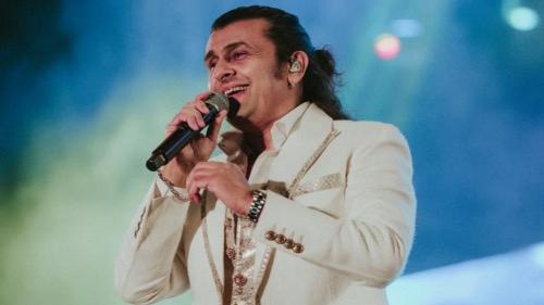 Tears, Tunes, and ‘Mere Dholna Sun’: Sonu Nigam’s Heartfelt Breakdown in Bengaluru
