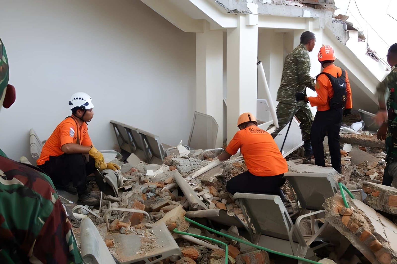From Flores to Sumatra, Indonesia Reels as Two Powerful Earthquakes Strike Within Hours
