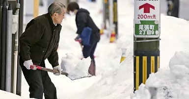Japanese Snow-Shovelling Tours: Unlikely Hit for Chinese Tourists