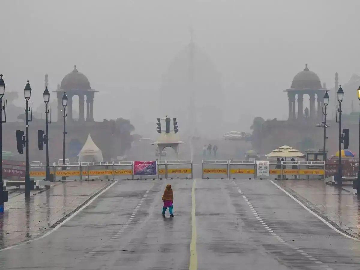 From Heat to Hail?  IMD's Thunderous Trio Set to Sweep Delhi