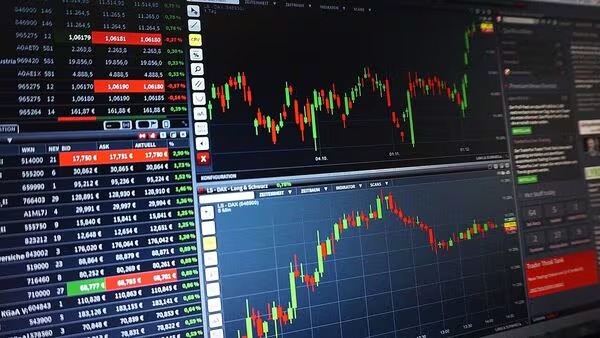 India’s Nifty 50 Index Opens Lower; Bank Futures Edge Higher