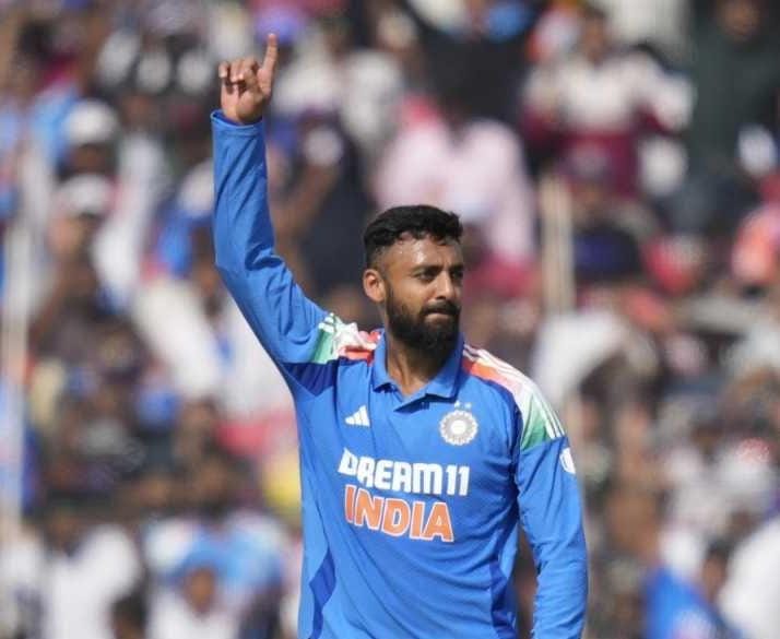 Varun Chakravarthy Strikes as India Holds Early Edge Against New Zealand