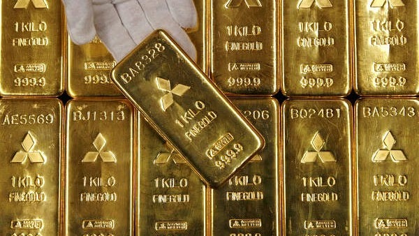 Gold Inches Up, Silver Slips Amid Market Fluctuations