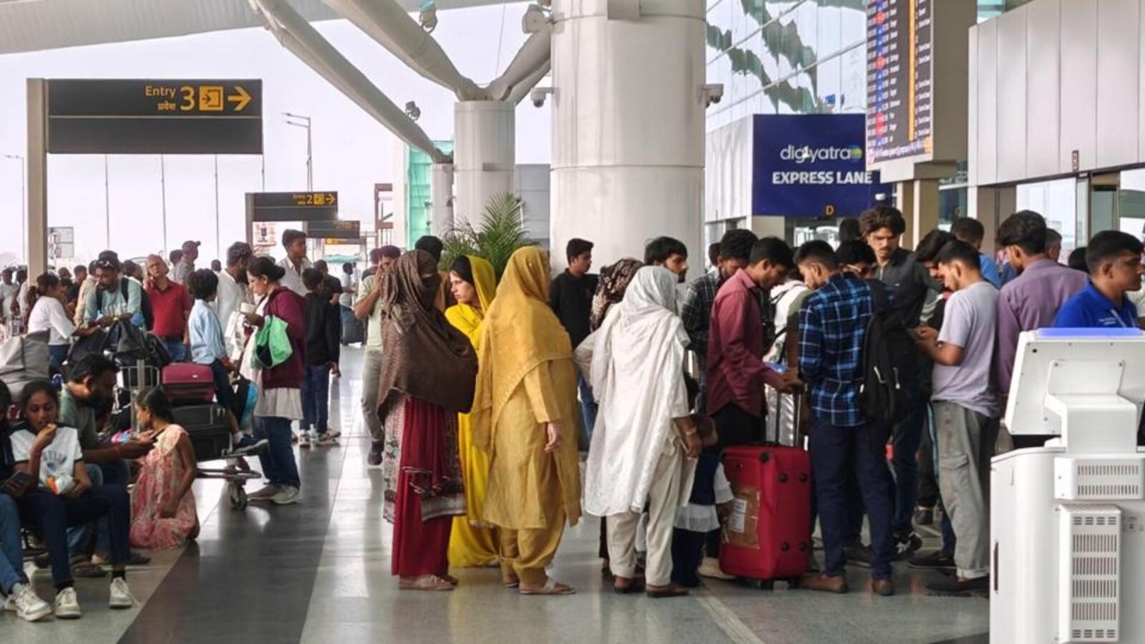 Delhi’s IGI Airport Faces Unprecedented Flight Delays-500+ Flights Disrupted