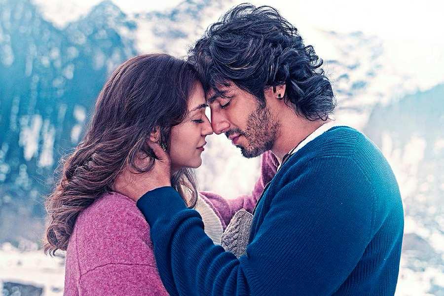 Saiyaara Shines Bright: Ahaan & Aneet’s Star-Studded Saga Soars Past Rs 400 Crore Orbit!