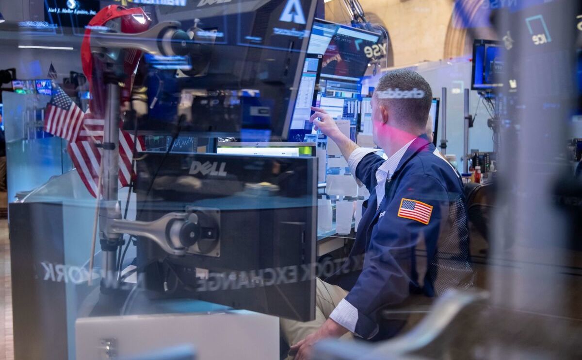 Foreign Exodus: $63B US Equity Sell-Off Sparks Valuation Alarms