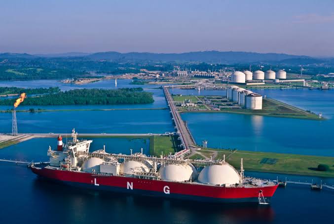 ARA Gasoline Tanks Up—Stocks Soar 2% Amid Export Shuffle and Blending Boom