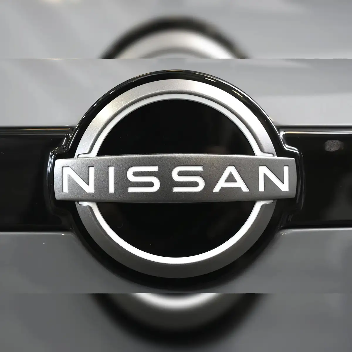French Flair vs. Japanese Struggle: Renault Surges, Nissan Slips in Dec 2025 Sales