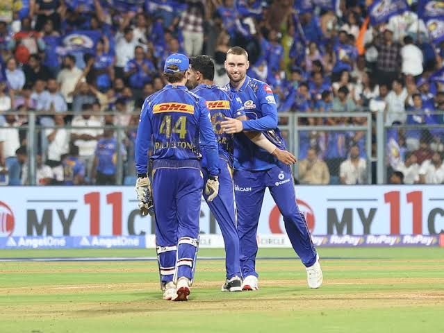 Sunrisers Hyderabad Post Competitive 162 Against MI in First Innings Thriller