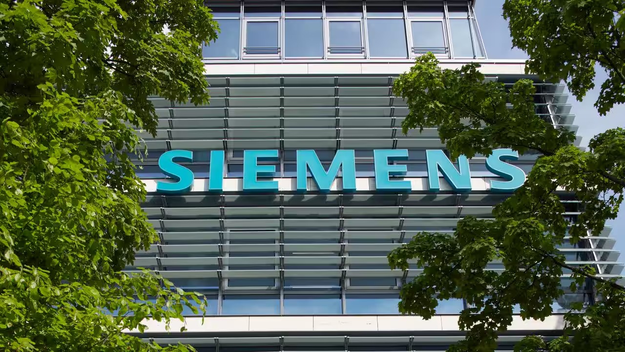Friday Preview: Siemens Stock Faces Uphill Battle Amid Market Volatility