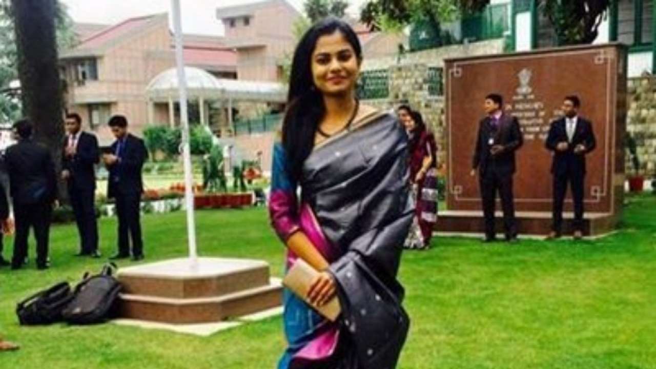 Meet Artika Shukla: Doctor-Turned-IAS Officer Who Cracked UPSC in First Attempt