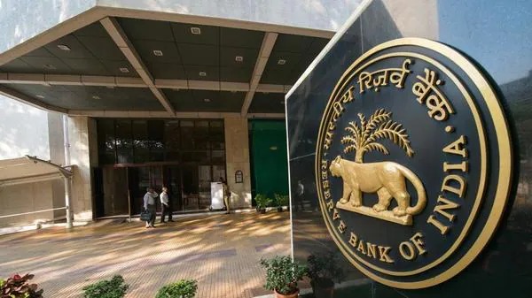RBI Reports Banks' Cash Balances Reached 8.11 Trillion Rupees