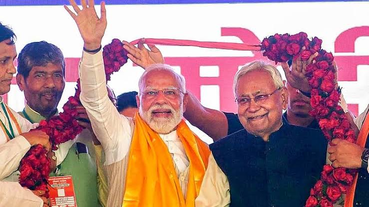Streets Ablaze with Saffron: Modi’s Electrifying Roadshow Captivates Patna