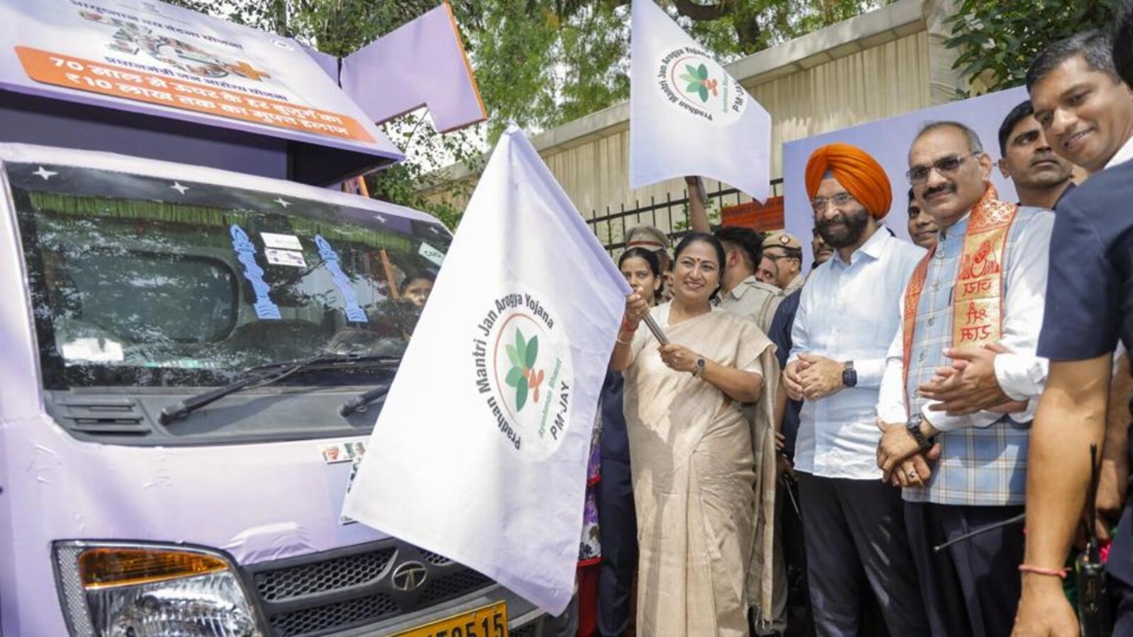 Healthcare on Wheels: Delhi Rolls Out Special Vans for Senior Citizens’ Health Card Drive