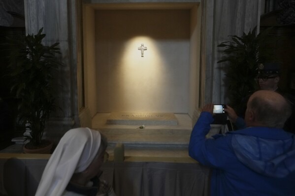 Faithful Gather in Rome to Honor Pope Francis as His Tomb Opens to the Public
