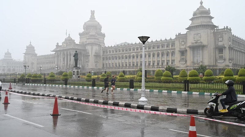 Bengaluru Experiences Unseasonal Chill as First Rainfall Hits City