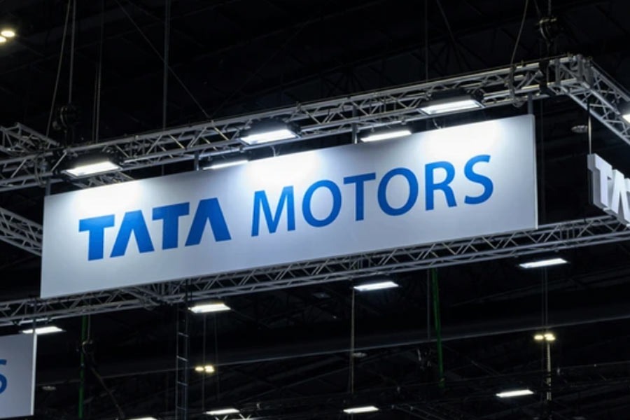 JLR's Strategic Pause: How Tata Motors is Adapting to the New US Tariff Landscape