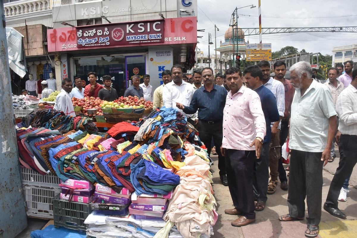Mysuru Street Vendors Reject Free Mini Markets to Remain on Roadsides