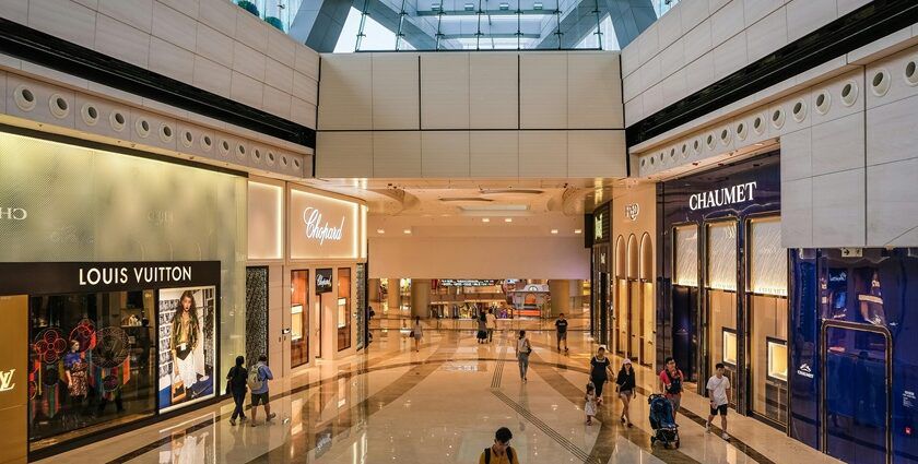 Mall Media Magic: Mapping the Route to a Next-Level Shopping Spree!
