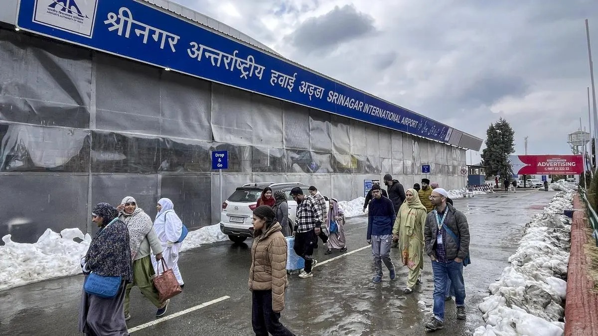 Srinagar Airport Withdraws Runway Closure Plan Amid Tourism Relief