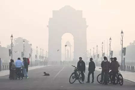 Delhi Records Second Cold Day as Fog Returns; IMD Maintains Yellow Alert