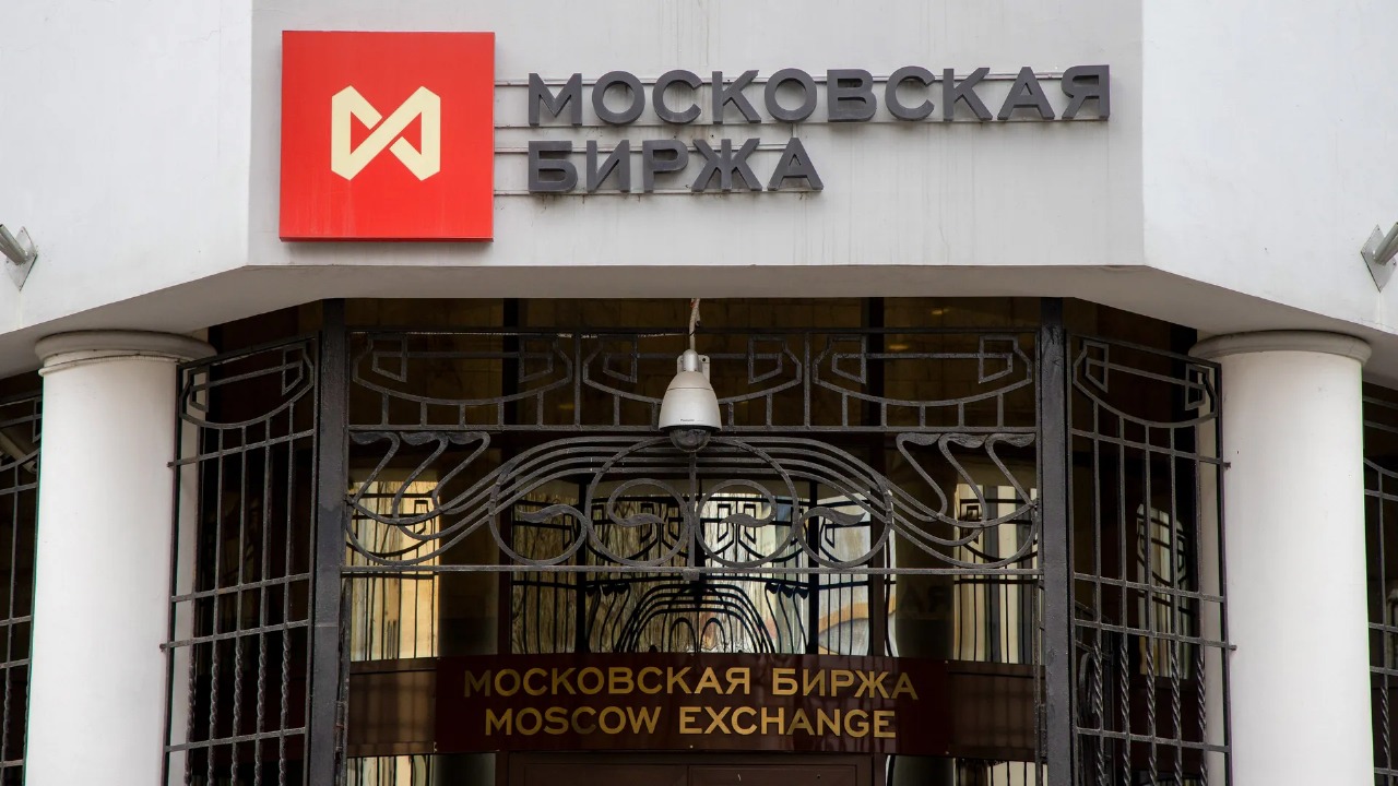 Russian Market's Paradox: MOEX Rallies Despite Western Exit and 21% Interest Rates