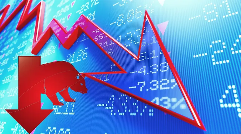 Wall Street Tumbles as Nasdaq Drops 2% Amid Rate Cut Uncertainty