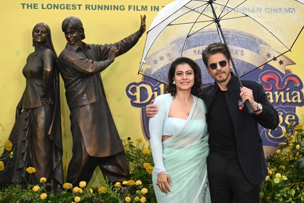 SRK & Kajol Immortalize DDLJ: Iconic Raj-Simran Statue Unveiled in London!