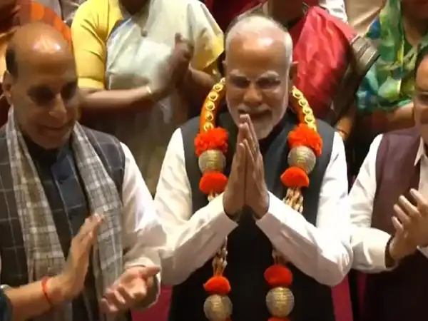 Thunderous Chants and Political Flashpoints: PM Modi Welcomed with Har Har Mahadev at Pivotal NDA Meet