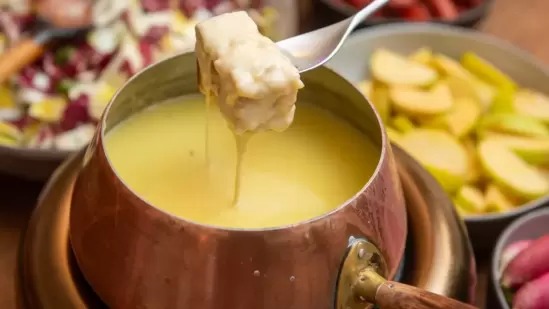 Bid A Cheesy Goodbye To 2025: Foodies Celebrate With Festive Flavors