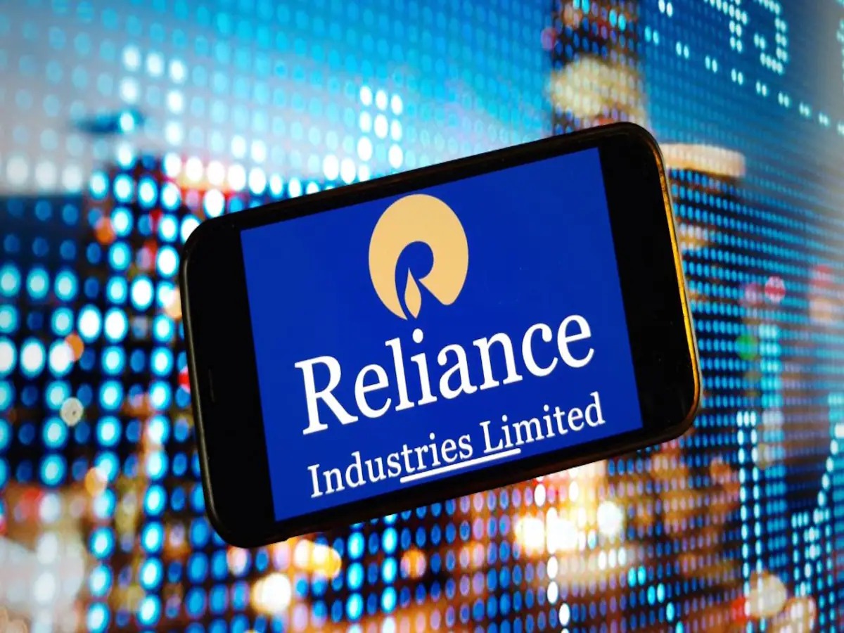Reliance Industries Shares Dip 1.5% Amid Weak Oil Margins and Market Volatility