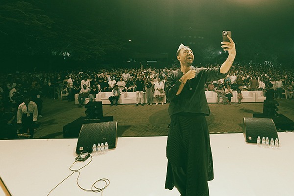 Paresh Pahuja Ignites Patriotism: Thousands of Mumbaikars Sing 'Vande Mataram' Together